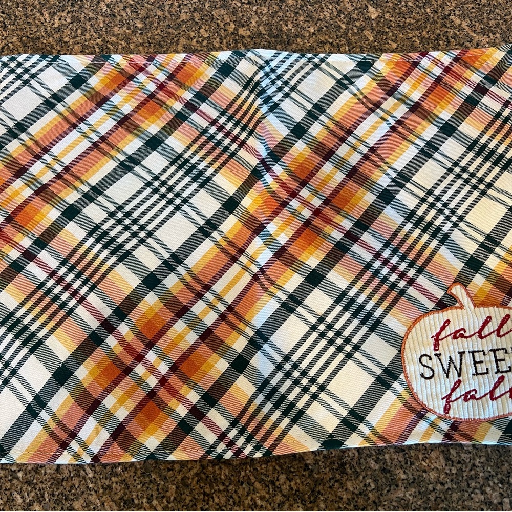 Set of 4 placemats and table runner